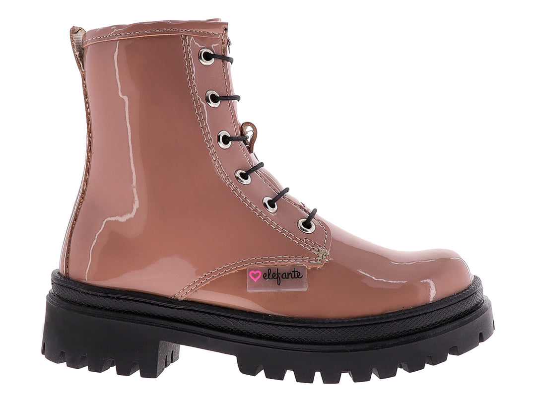 Bota color praline brillante con suela track negra y agujetas negras.