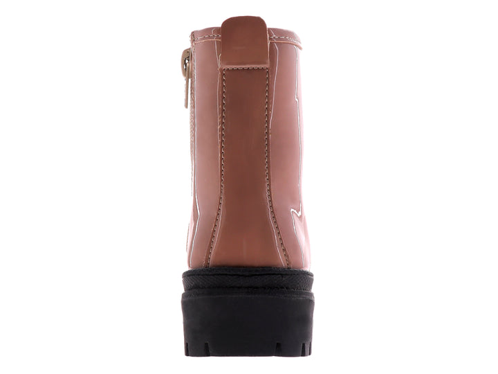 Bota color praline brillante con suela track negra y agujetas negras.