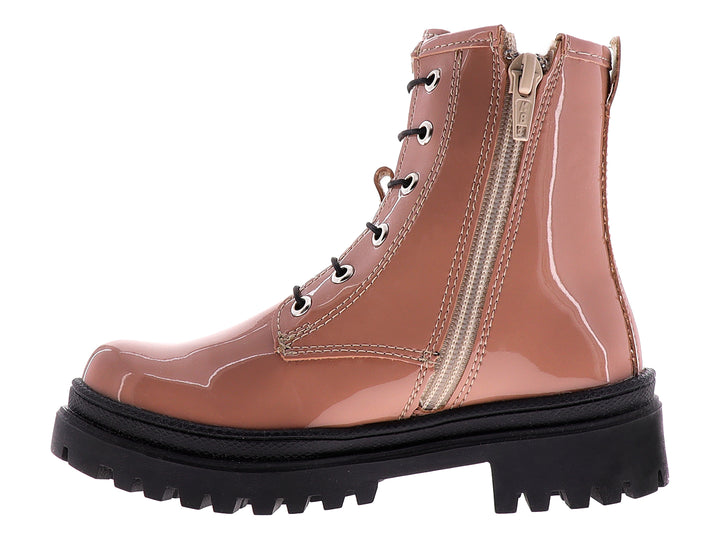 Bota color praline brillante con suela track negra y agujetas negras.