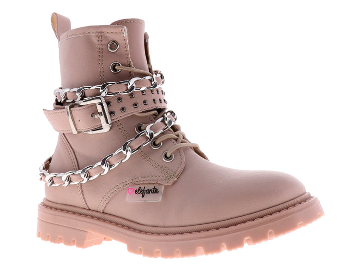 Bota beige con detalles de cadenas plateadas y suela track.