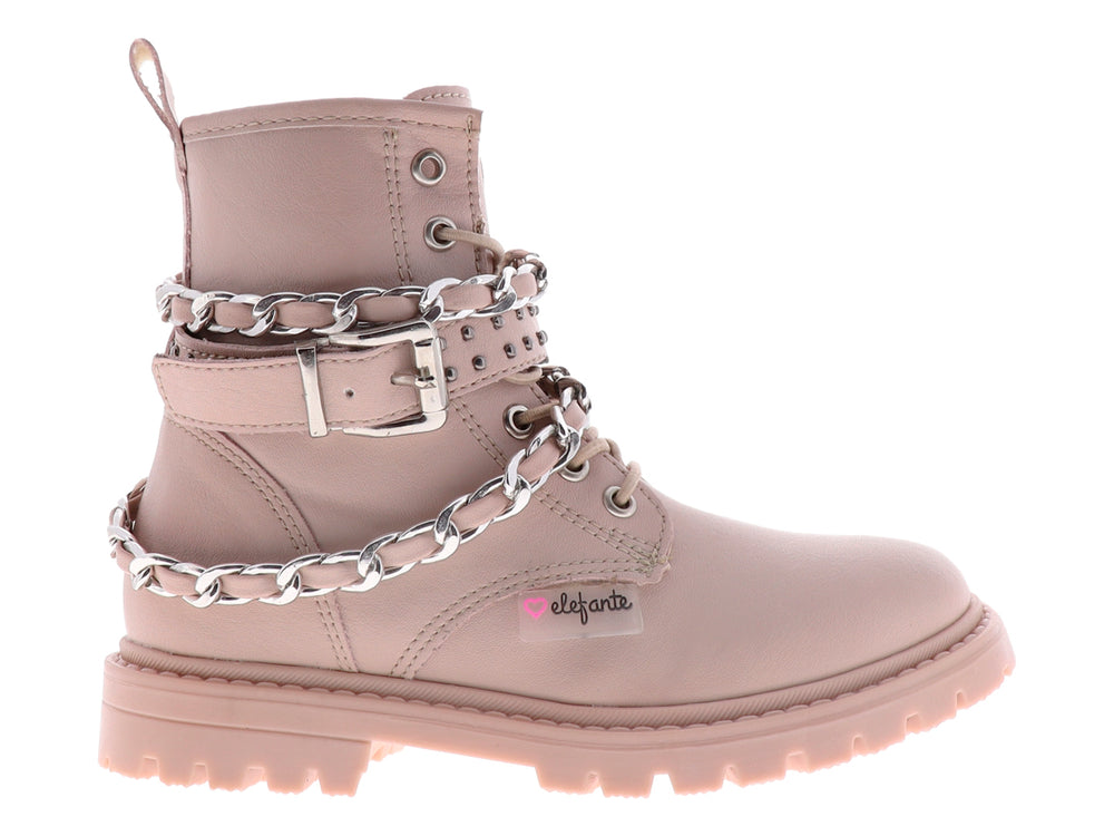 Bota beige con detalles de cadenas plateadas y suela track.