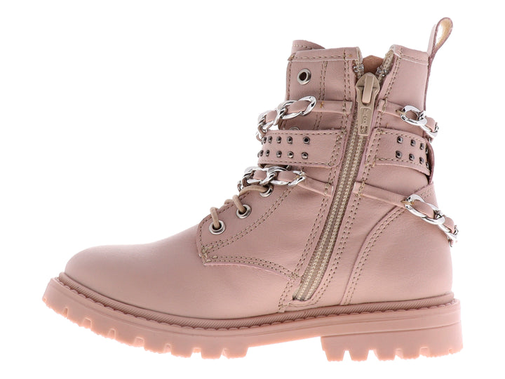 Bota beige con detalles de cadenas plateadas y suela track.