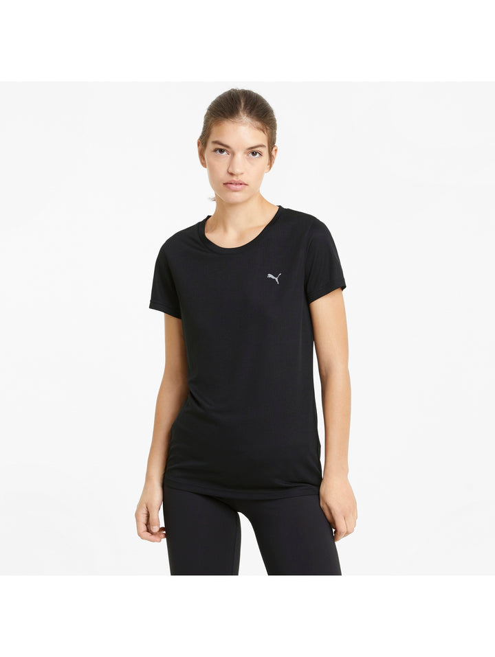 Mujer vistiendo una camiseta deportiva PUMA de color negro y manga corta.