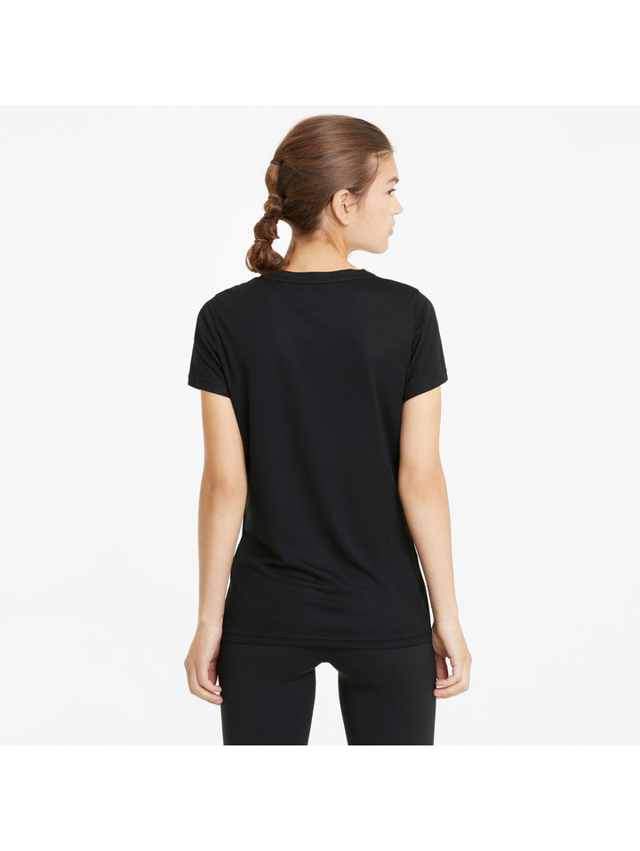 Mujer vistiendo una camiseta deportiva PUMA de color negro y manga corta.