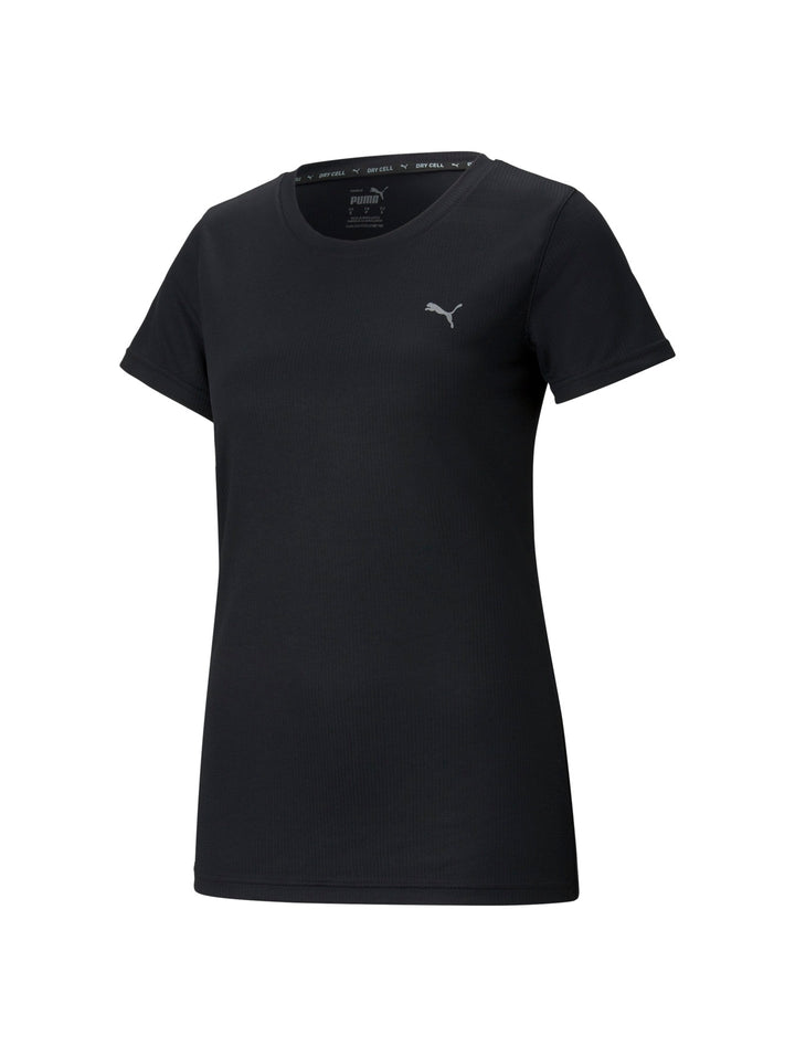 Mujer vistiendo una camiseta deportiva PUMA de color negro y manga corta.