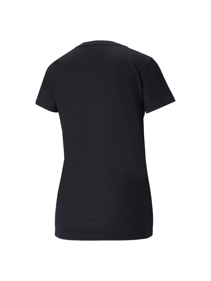 Mujer vistiendo una camiseta deportiva PUMA de color negro y manga corta.