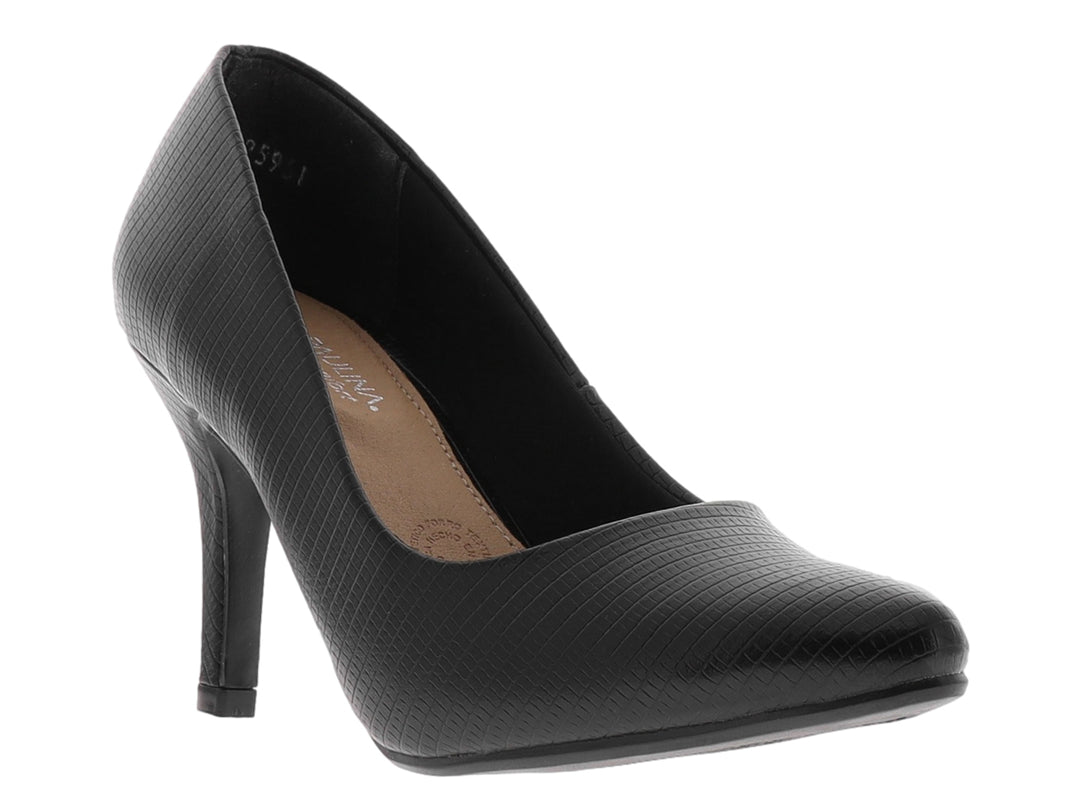 Zapato de tacón negro con textura de piel de iguana y punta redonda.