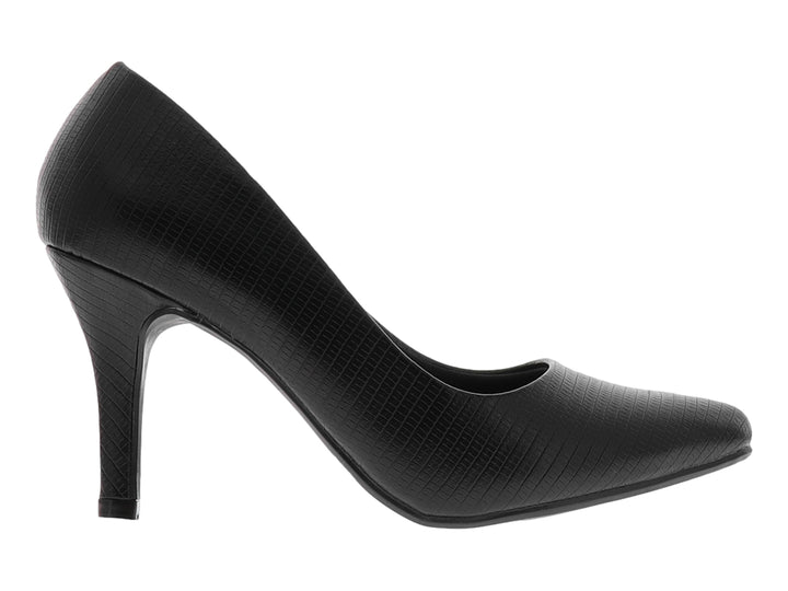 Zapato de tacón negro con textura de piel de iguana y punta redonda.