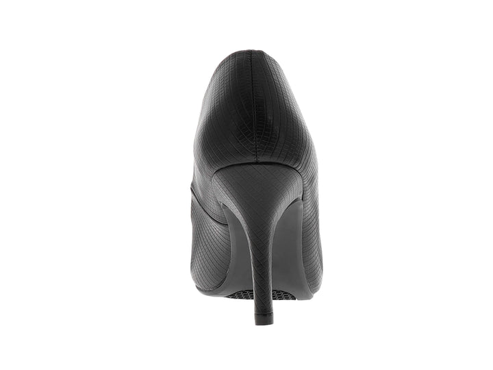 Zapato de tacón negro con textura de piel de iguana y punta redonda.