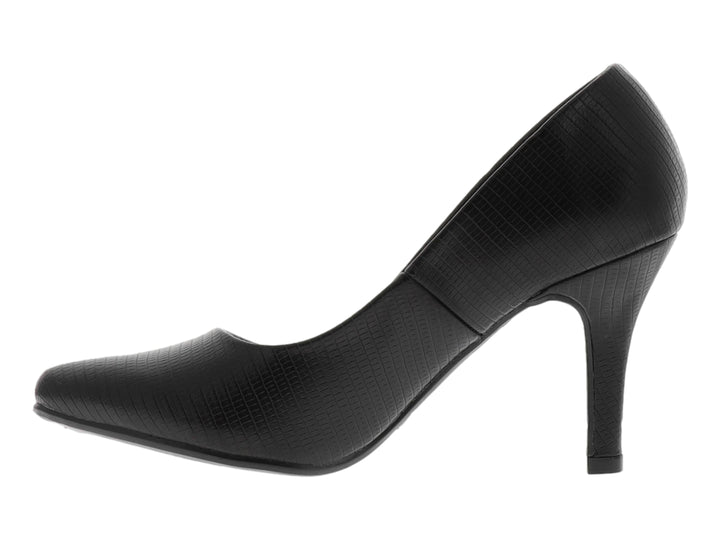 Zapato de tacón negro con textura de piel de iguana y punta redonda.