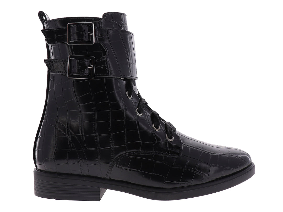 Bota negra con textura de cocodrilo, agujetas y dos hebillas decorativas en el tobillo.