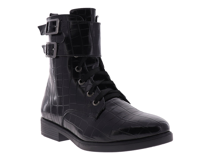 Bota negra con textura de cocodrilo, agujetas y dos hebillas decorativas en el tobillo.
