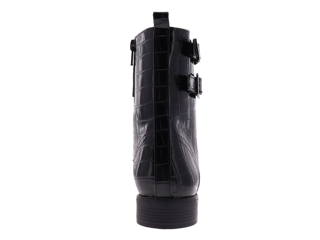 Bota negra con textura de cocodrilo, agujetas y dos hebillas decorativas en el tobillo.