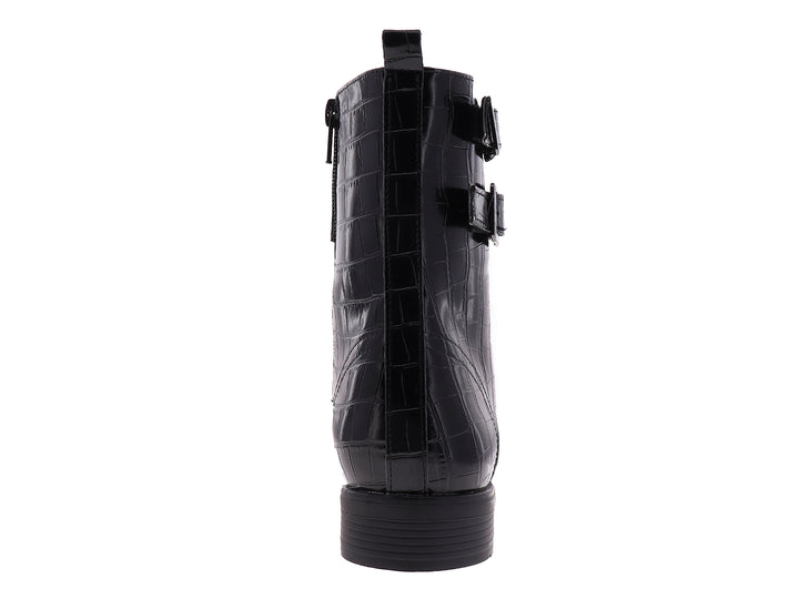 Bota negra con textura de cocodrilo, agujetas y dos hebillas decorativas en el tobillo.