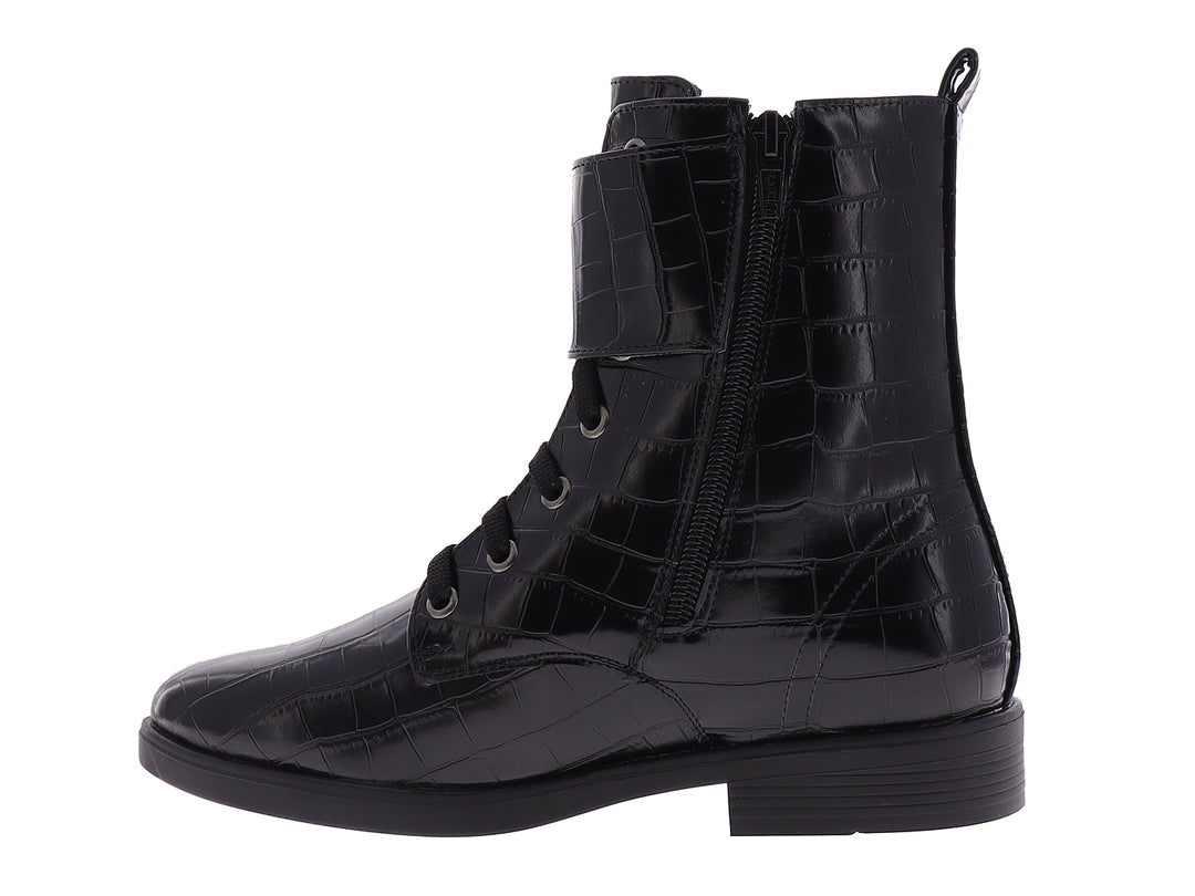 Bota negra con textura de cocodrilo, agujetas y dos hebillas decorativas en el tobillo.