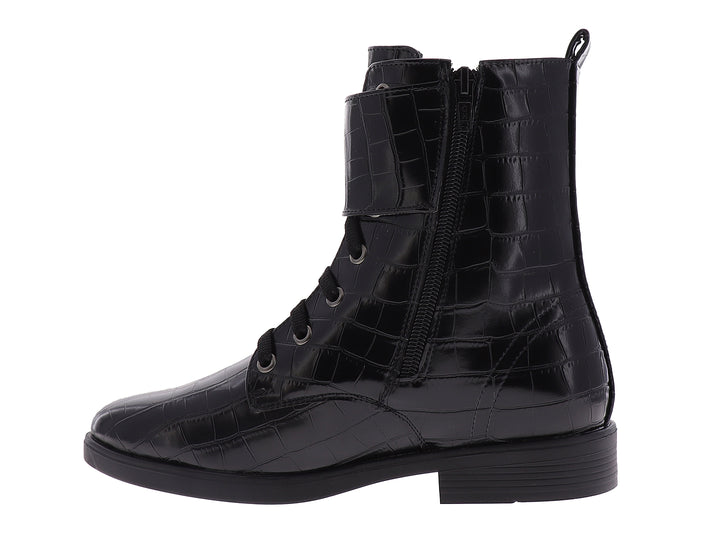 Bota negra con textura de cocodrilo, agujetas y dos hebillas decorativas en el tobillo.