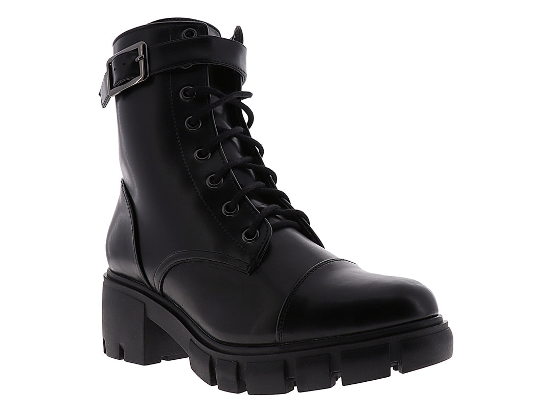 Bota de cuero negro para mujer con agujetas, hebilla superior y suela track gruesa.