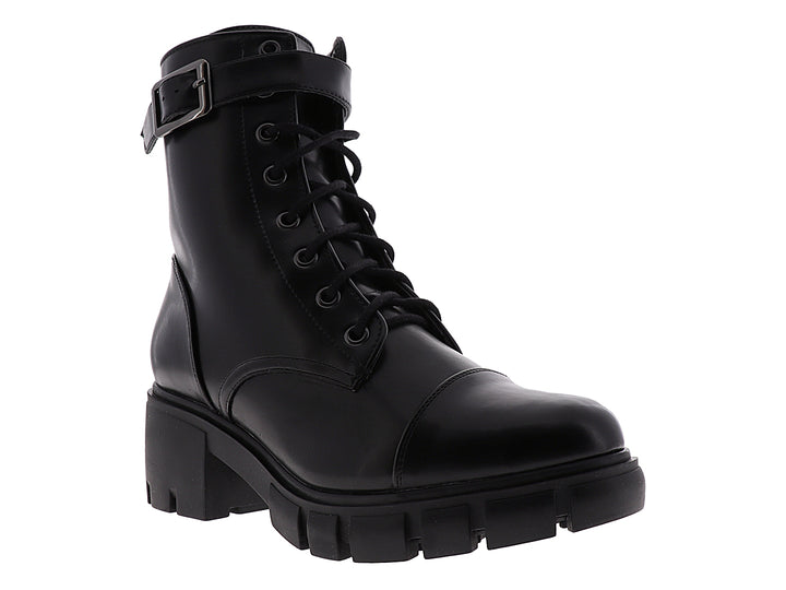 Bota de cuero negro para mujer con agujetas, hebilla superior y suela track gruesa.
