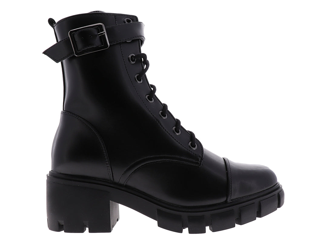 Bota de cuero negro para mujer con agujetas, hebilla superior y suela track gruesa.