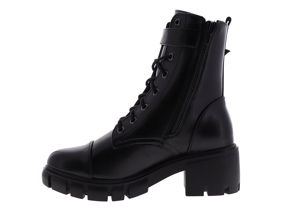 Bota de cuero negro para mujer con agujetas, hebilla superior y suela track gruesa.