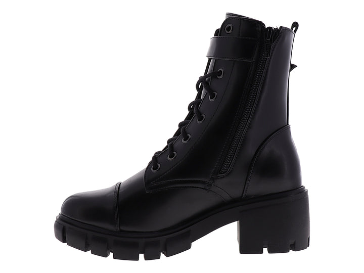 Bota de cuero negro para mujer con agujetas, hebilla superior y suela track gruesa.