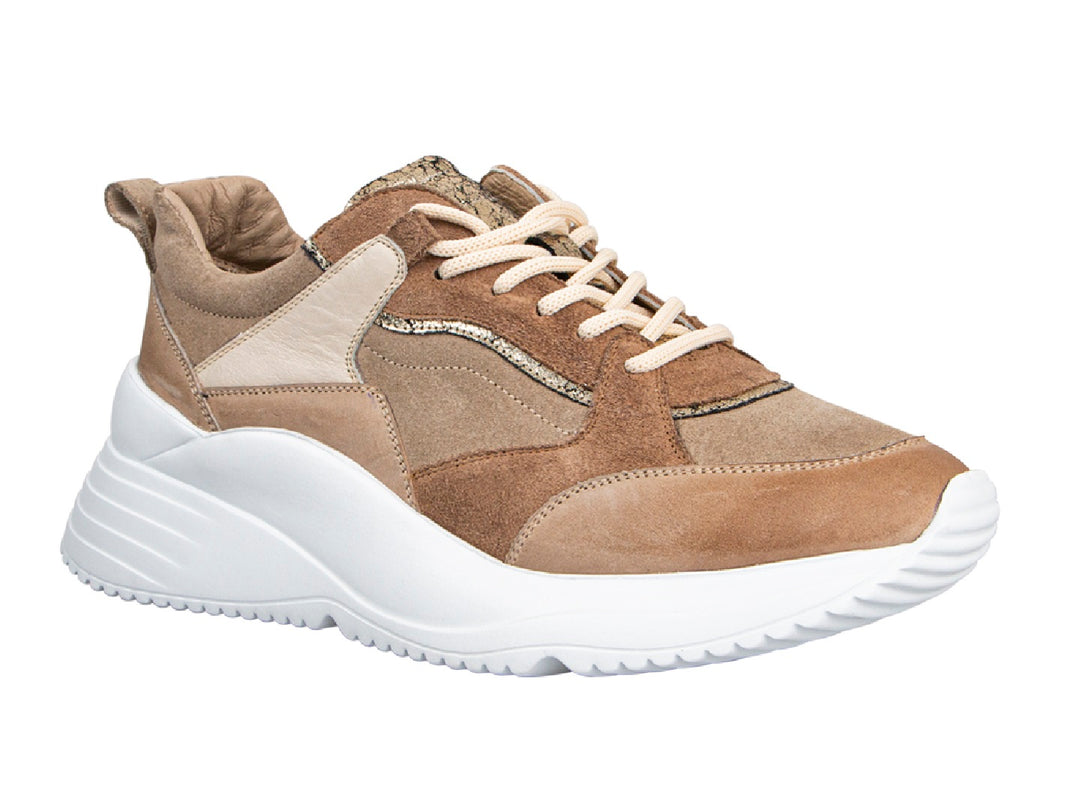 Tenis urbanos Sabatter para Mujer en color arena con suela blanca ancha y detalles en gamuza.