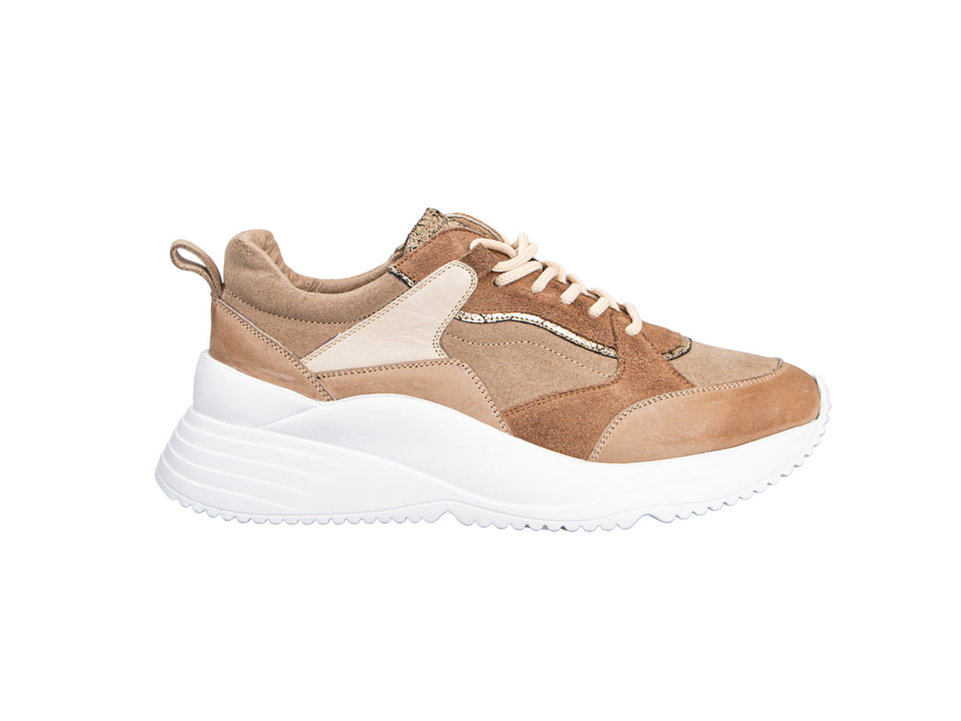 Tenis urbanos Sabatter para Mujer en color arena con suela blanca ancha y detalles en gamuza.