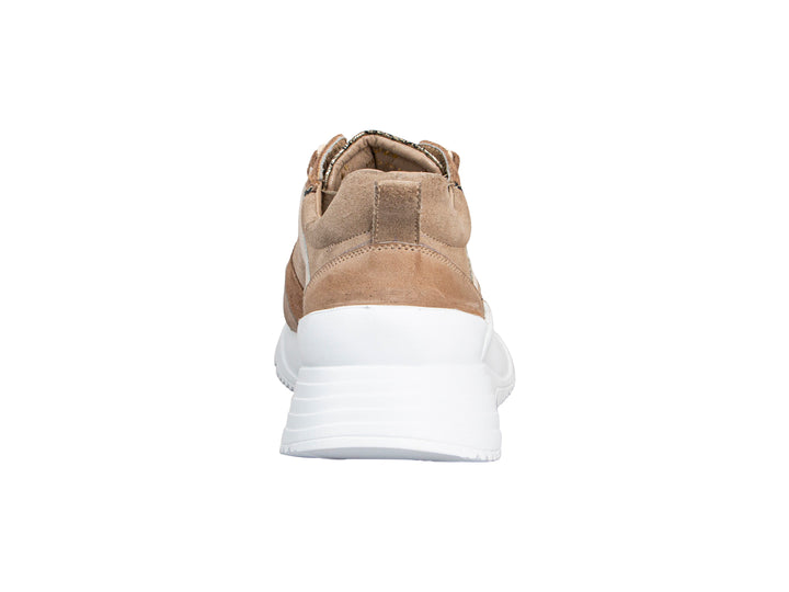 Tenis urbanos Sabatter para Mujer en color arena con suela blanca ancha y detalles en gamuza.