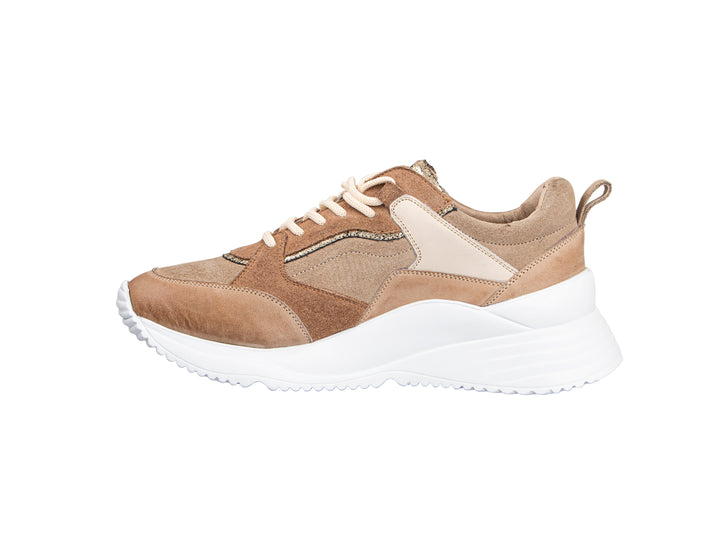 Tenis urbanos Sabatter para Mujer en color arena con suela blanca ancha y detalles en gamuza.
