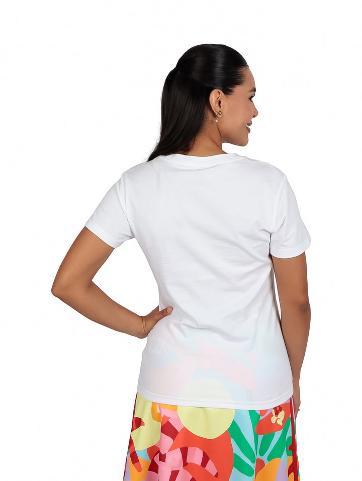 Mujer vistiendo playera blanca de manga corta con logo negro de Adidas en el pecho.