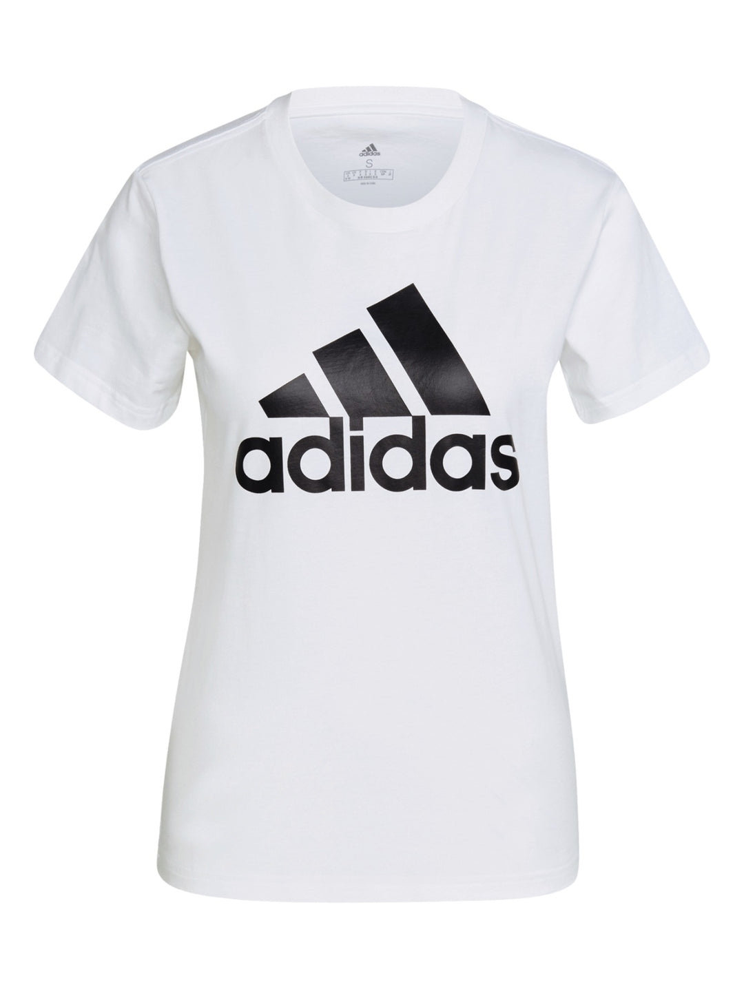 Mujer vistiendo playera blanca de manga corta con logo negro de Adidas en el pecho.