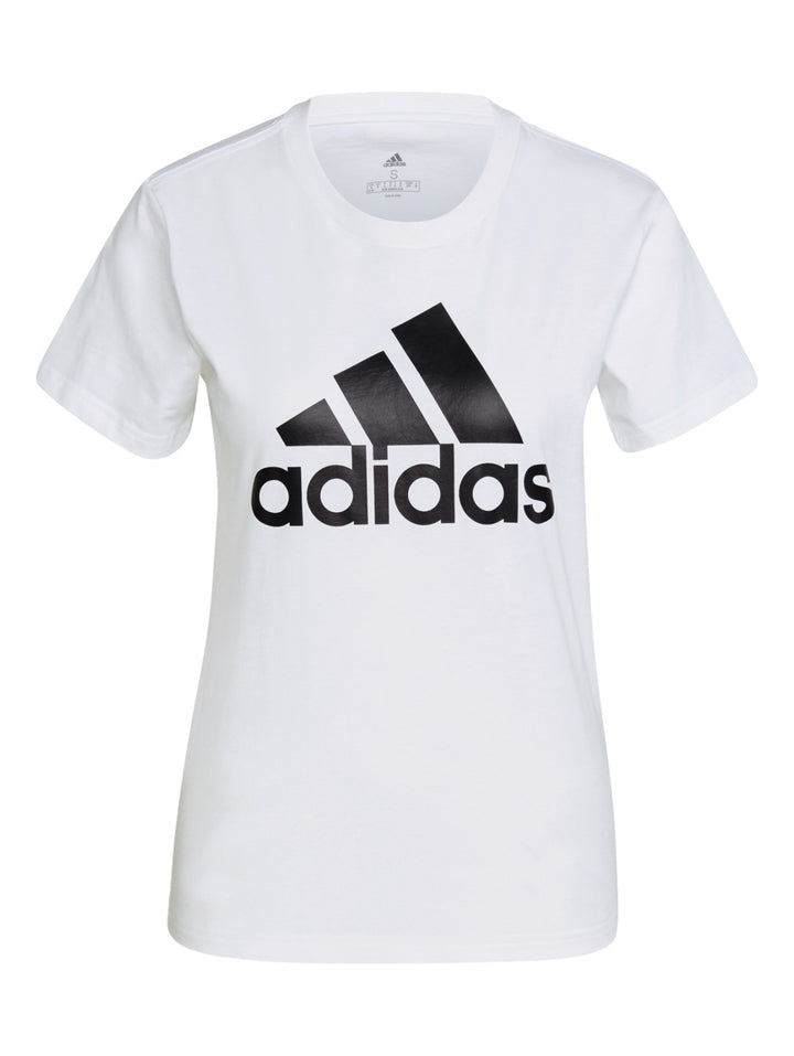 Mujer vistiendo playera blanca de manga corta con logo negro de Adidas en el pecho.