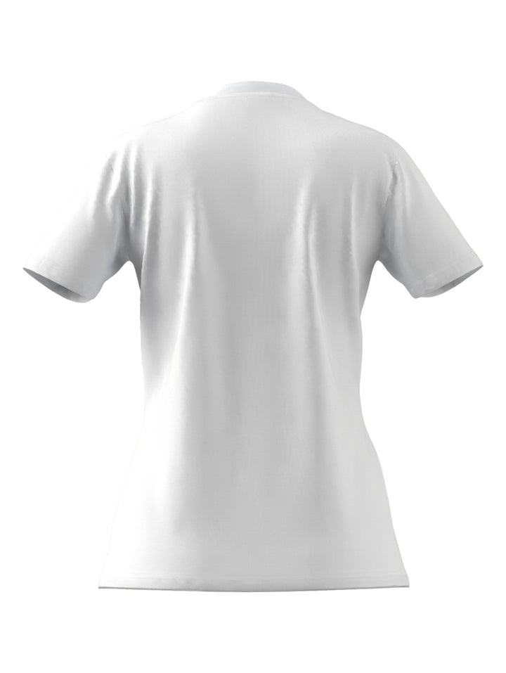 Mujer vistiendo playera blanca de manga corta con logo negro de Adidas en el pecho.