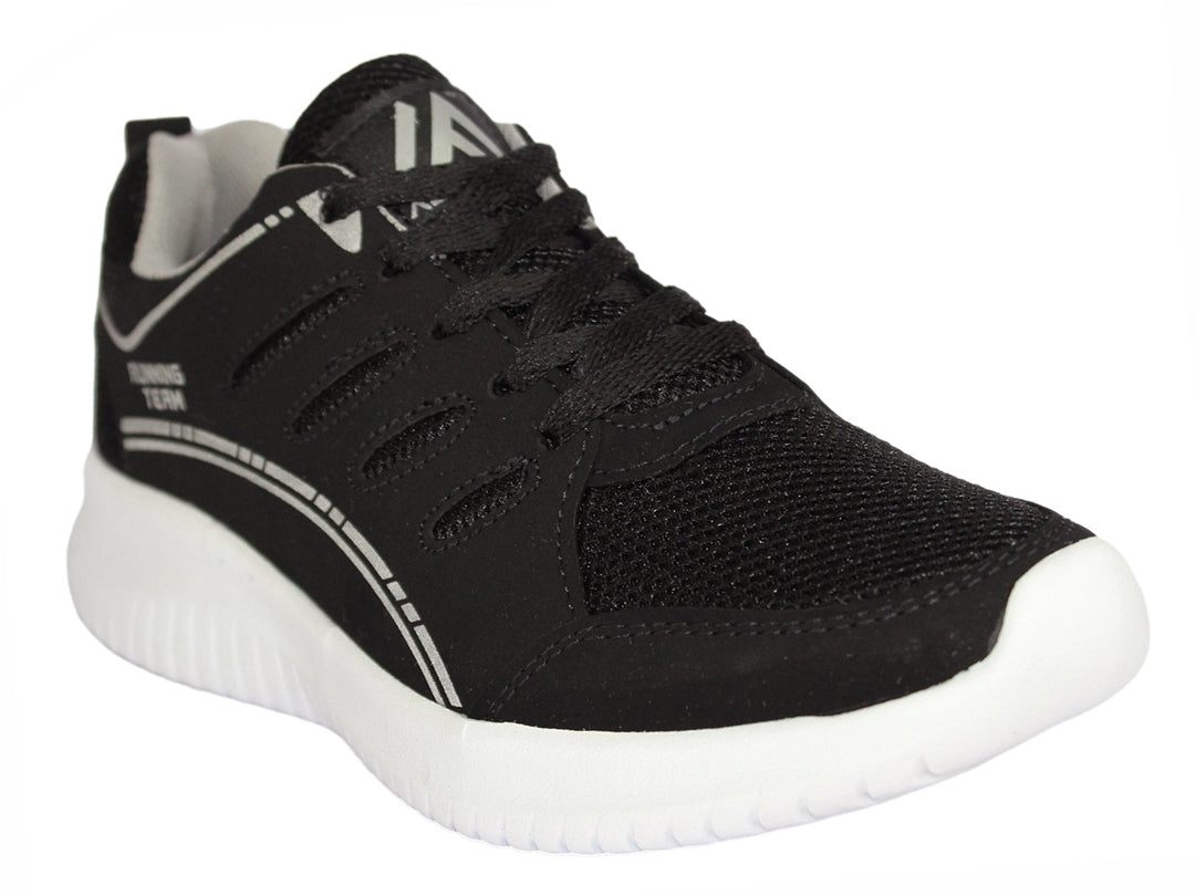 Tenis deportivos color negro con suela blanca y detalles en plata.