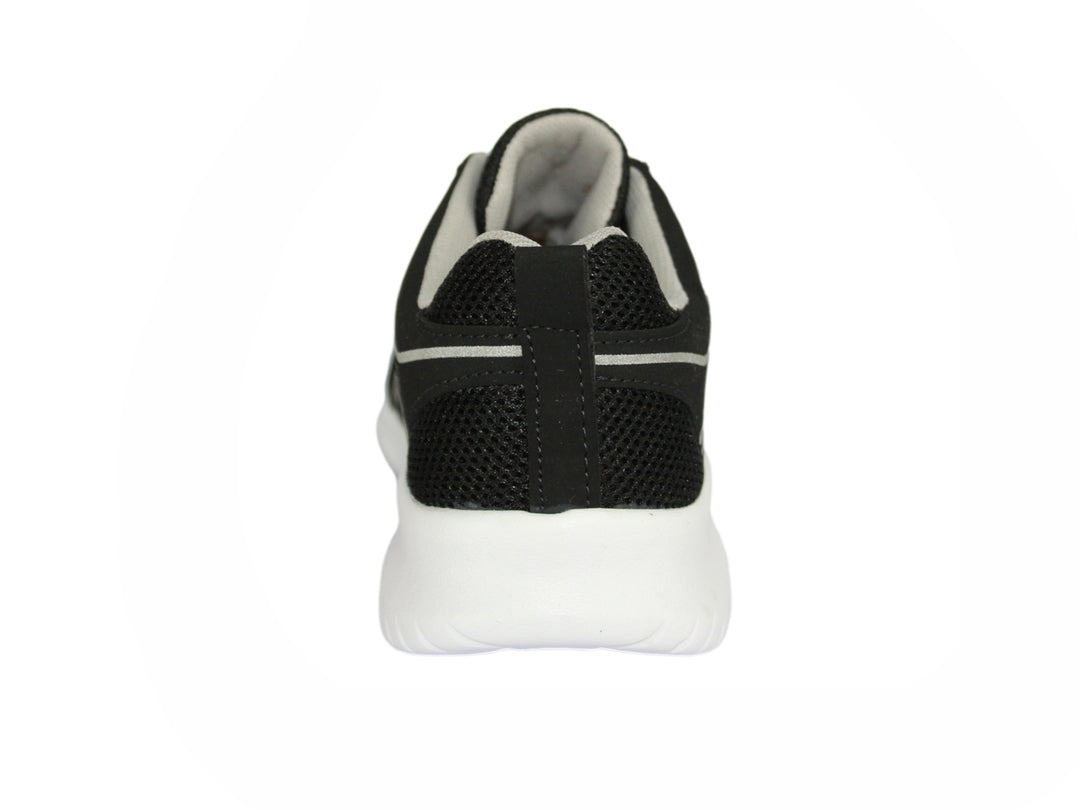 Tenis deportivos color negro con suela blanca y detalles en plata.
