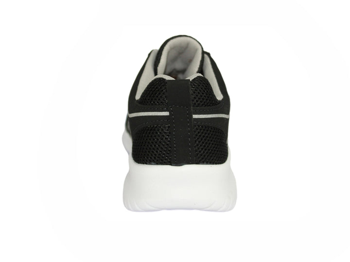 Tenis deportivos color negro con suela blanca y detalles en plata.