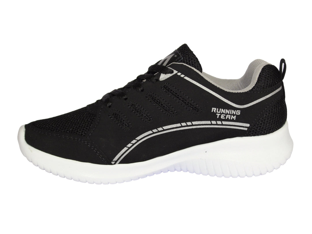 Tenis deportivos color negro con suela blanca y detalles en plata.