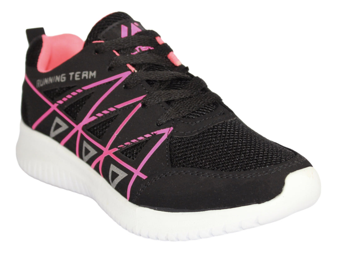 Tenis deportivos negros con detalles en fucsia y suela blanca.