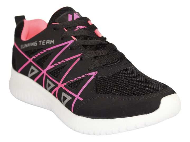 Tenis deportivos negros con detalles en fucsia y suela blanca.
