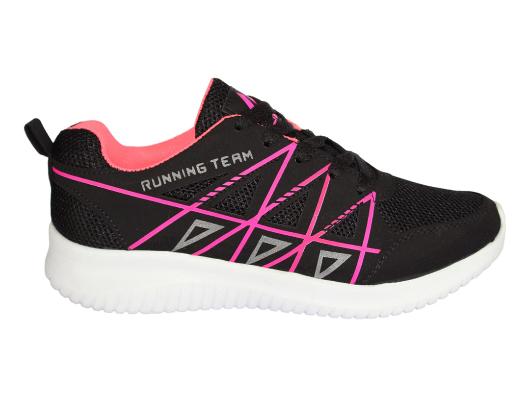 Tenis deportivos negros con detalles en fucsia y suela blanca.