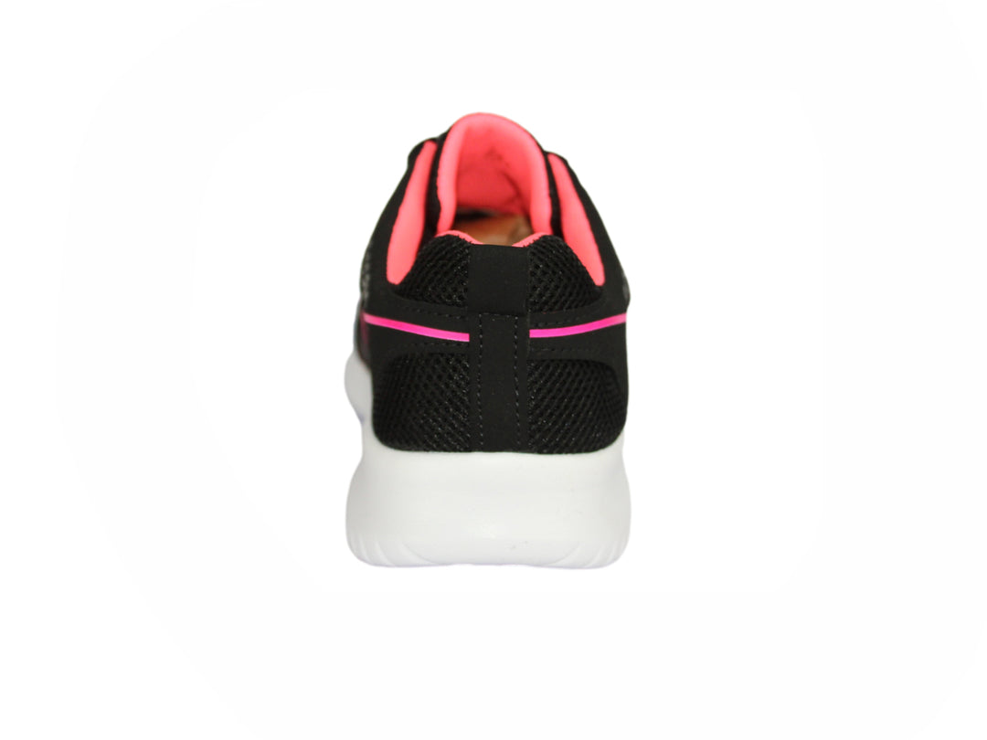 Tenis deportivos negros con detalles en fucsia y suela blanca.