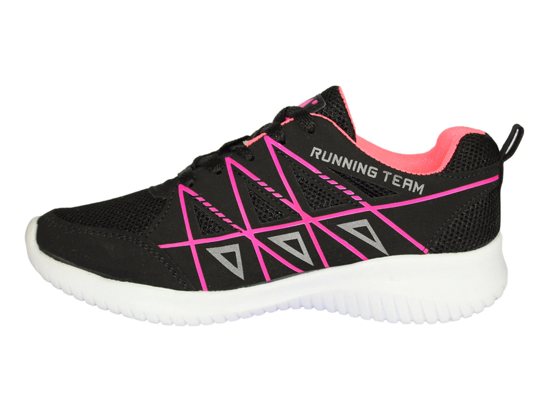 Tenis deportivos negros con detalles en fucsia y suela blanca.