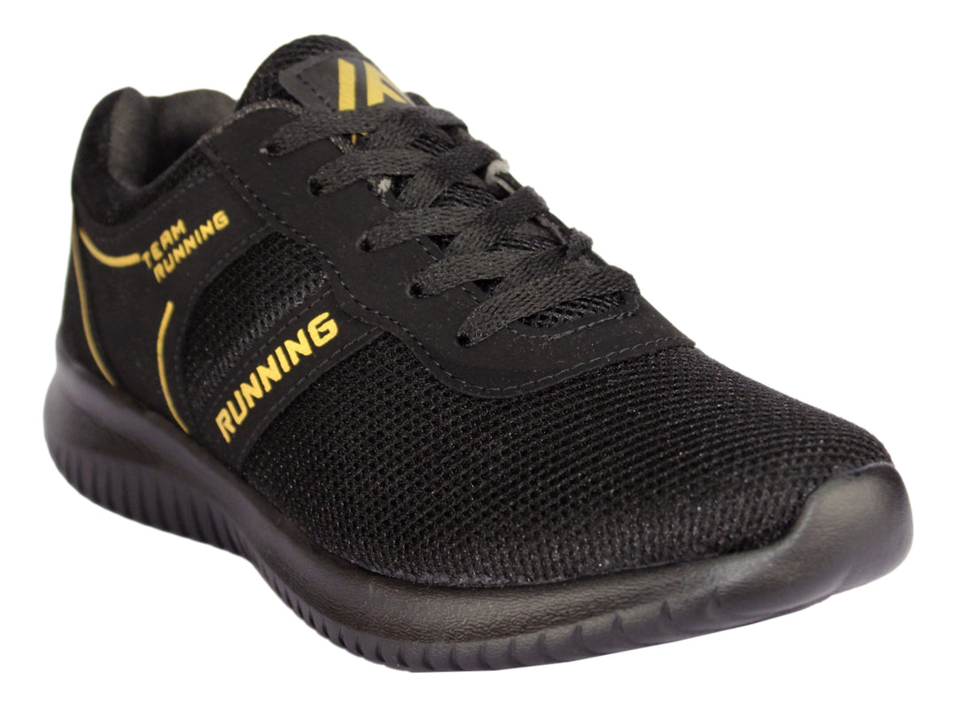 Tenis deportivos color negro con detalles y letras en color oro, diseño de malla transpirable.