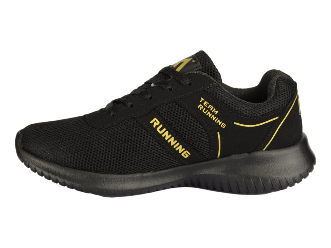 Tenis deportivos color negro con detalles y letras en color oro, diseño de malla transpirable.