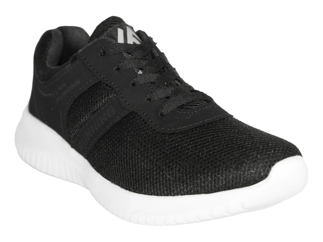 Tenis deportivos negros con suela blanca y tejido de malla.