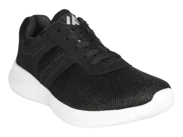Tenis deportivos negros con suela blanca y tejido de malla.