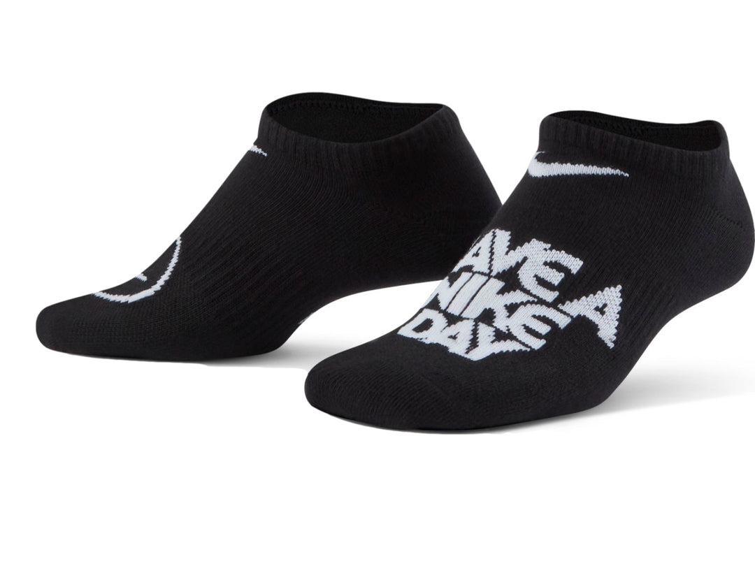Par de calcetines Nike negros con texto blanco &