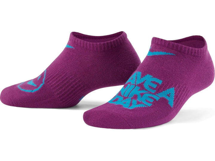 Par de calcetines Nike color morado con texto y logotipo en color azul.