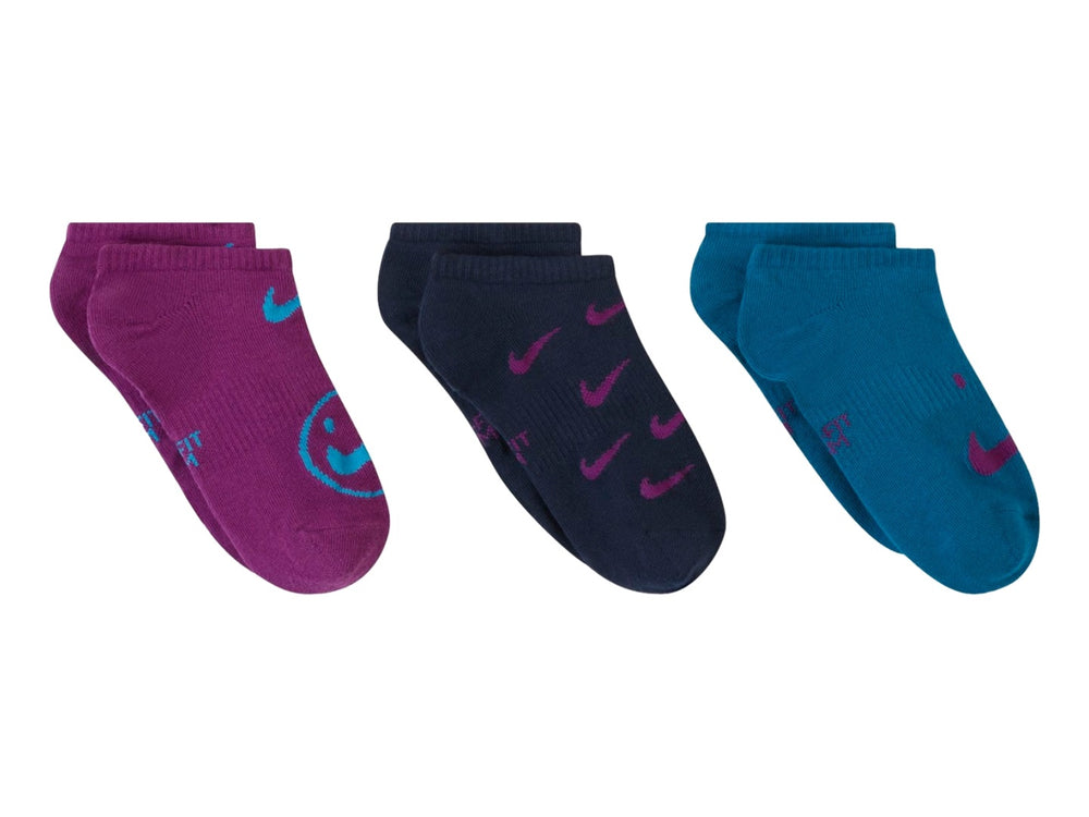 Par de calcetines Nike color morado con texto y logotipo en color azul.