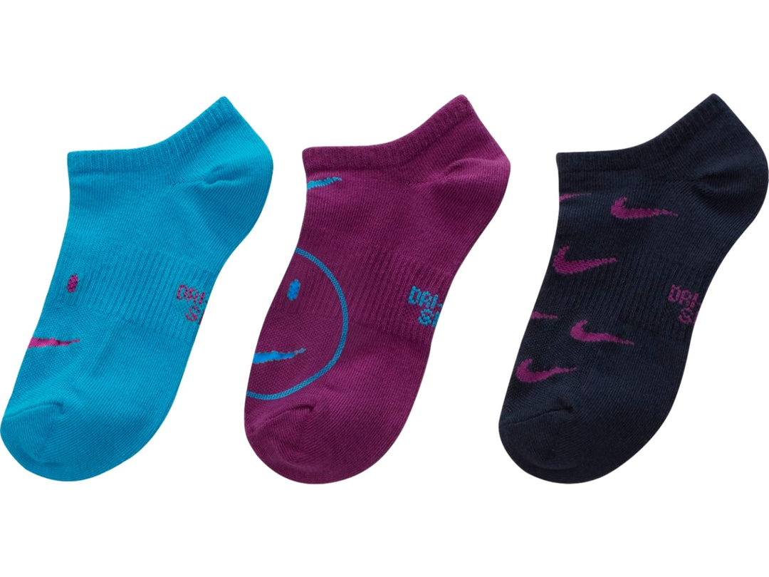 Par de calcetines Nike color morado con texto y logotipo en color azul.